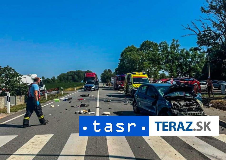 PREVRATENE AUTO Cesta pri Velatoch je docasne uzavreta kvoli nehode