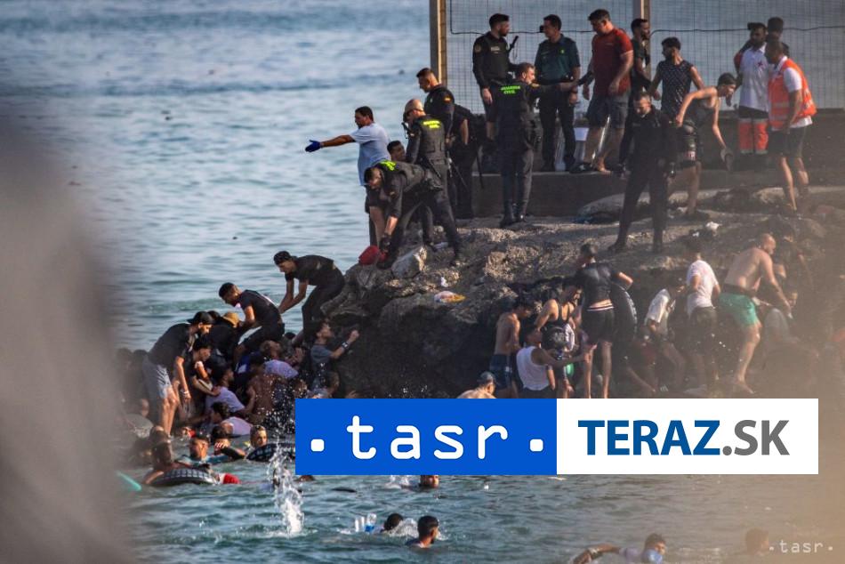 PRVÉ ODHADY: Do španielskej Ceuty preniklo približne 49 000 migrantov 2 PRVE ODHADY DO spanielskej Ceuty preniklo pribline 49 000 migrantov