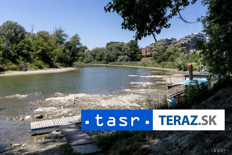 TELO V RIEKE: Policajti zasahovali pri ostrove Sihoť v Bratislave 2 TELO V RIEKE Policajti zasahovali pri ostrove Sihot v Bratislave