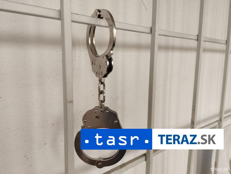 VIDEO: KRÁDEŽ V BRATISLAVE: Dvojicu prichytili pri rozoberaní strechy 2 VIDEO KRADEZ V BRATISLAVE Dvojicu prichytili pri rozoberani strechy