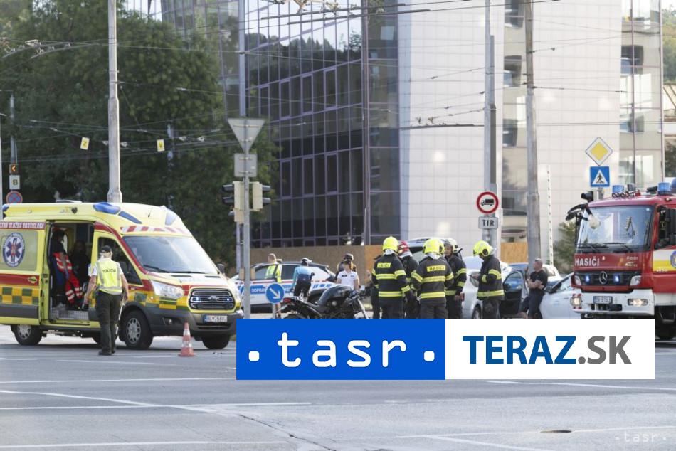 VIDEO: ZRÁŽKA MOTORKÁRA S AUTOM V BRATISLAVE: Utrpel zranenia 2 VIDEO ZRAZKA MOTORKARA S AUTOM V BRATISLAVE Utrpel zranenia