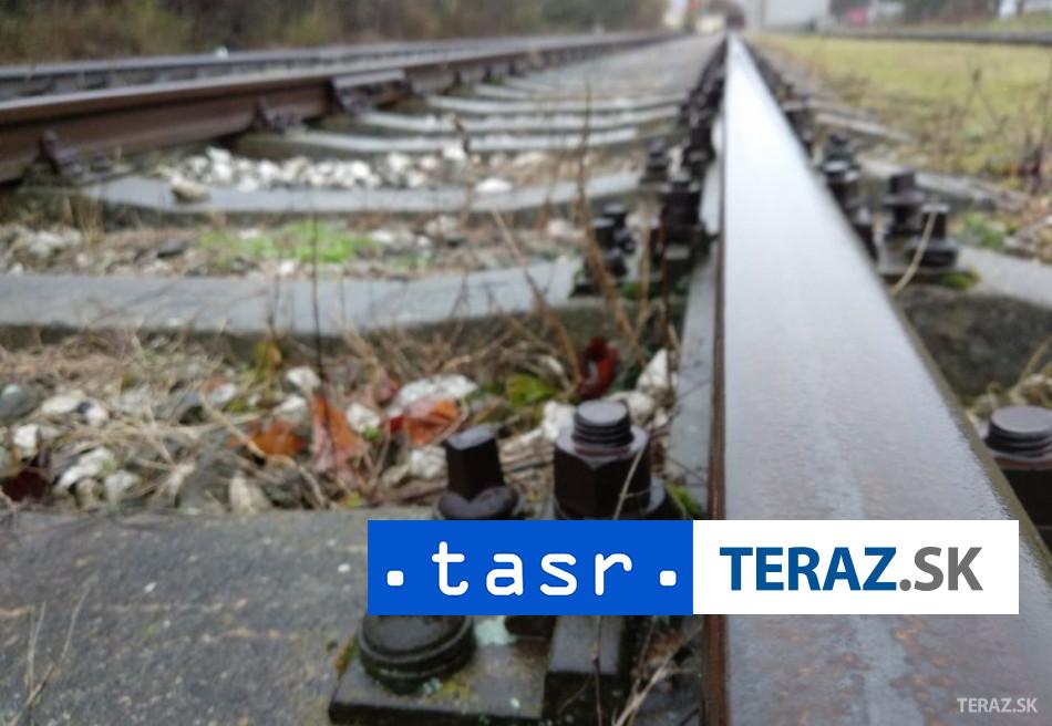 nehoda na trati vlak narazil do auta na priecest a vykolajil sa